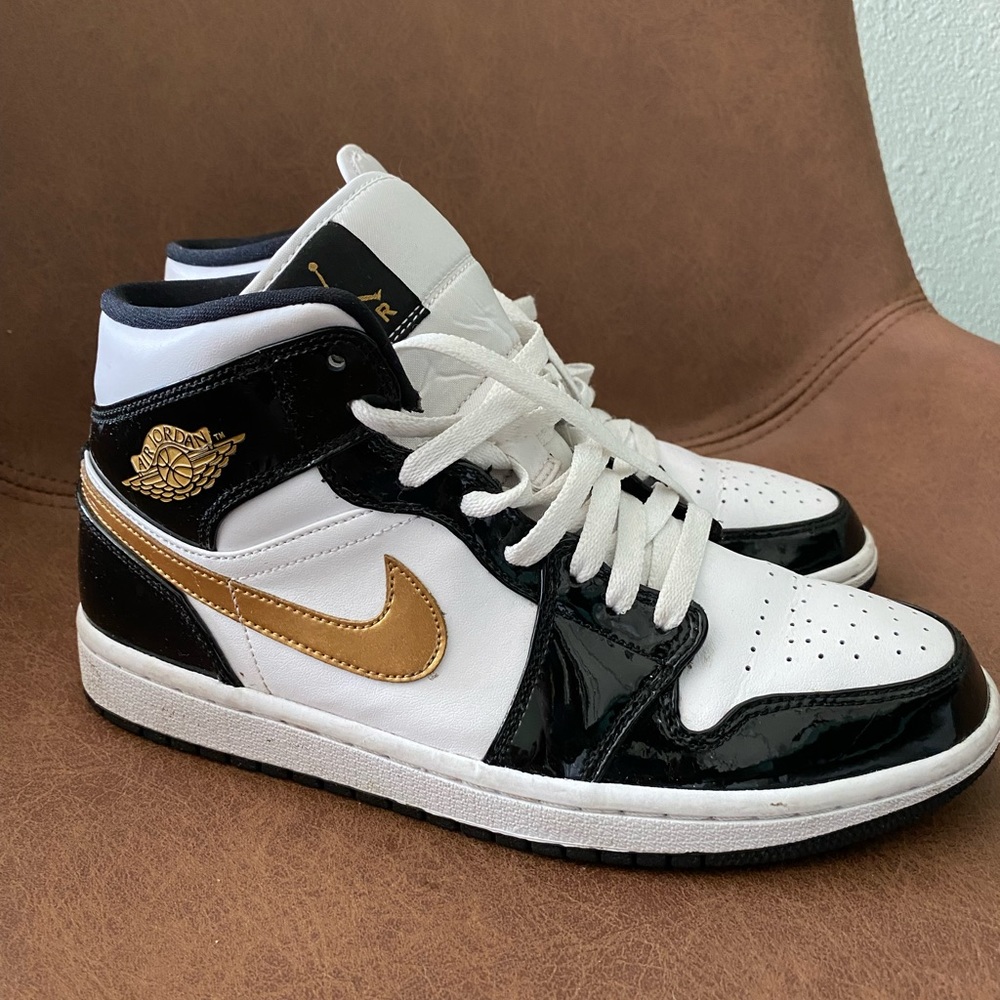 Jordan 1 Mid Patent Black White Gold Used